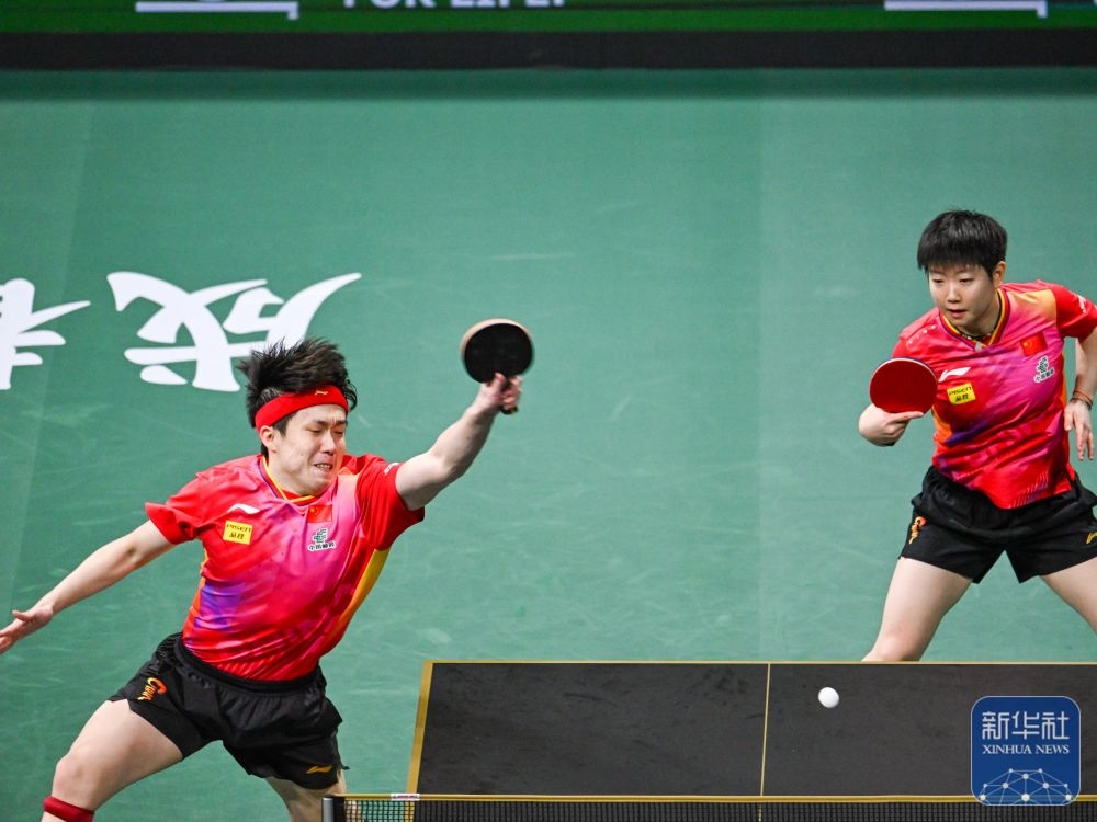 ↑中國隊組合王楚欽（左）/孫穎莎在混雙比賽中。新華社記者 王曦 攝
