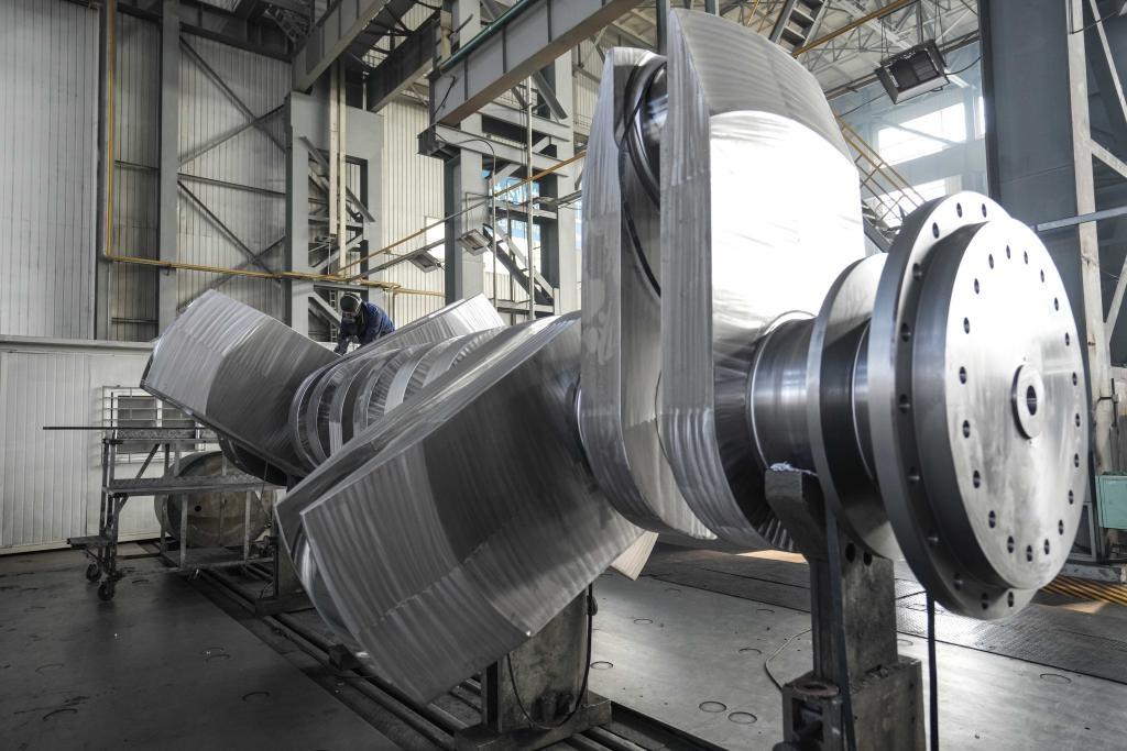 2024年1月11日，工人在大連華銳船用曲軸有限公司加工車間加工產(chǎn)品。新華社記者 潘昱龍 攝