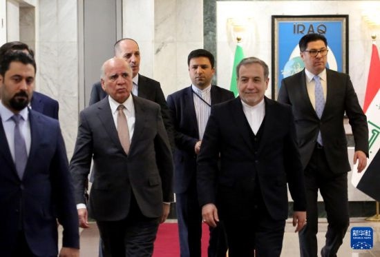 12月6日，伊拉克副總理兼外長侯賽因（中左）在巴格達會見伊朗外長阿拉格齊（中右）。新華社發(fā)（哈利勒·達伍德攝）
