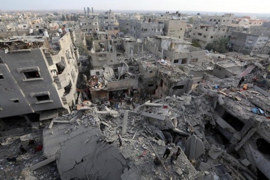 這是12月7日在加沙地帶中部努賽賴特難民營拍攝的遭以軍轟炸后的建筑廢墟。新華社發(fā)（里澤克·阿卜杜勒賈瓦德攝）