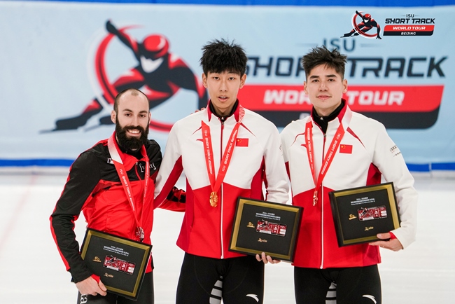 男子500米頒獎儀式，中國選手孫龍(中)奪得冠軍，加拿大選手杜博伊斯(左)獲得亞軍，中國選手劉少昂獲得季軍。賽事組委會供圖