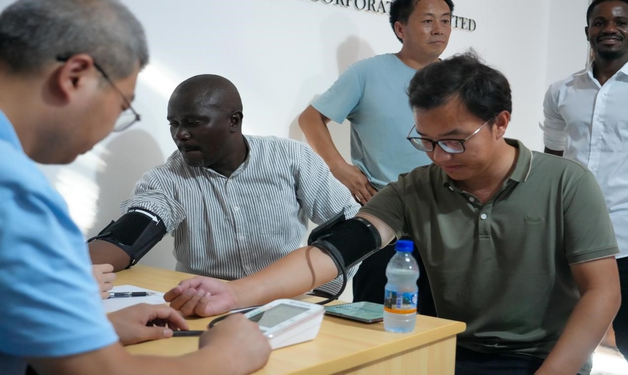 醫(yī)療隊(duì)專家診療現(xiàn)場(chǎng)。中國(guó)土木供圖