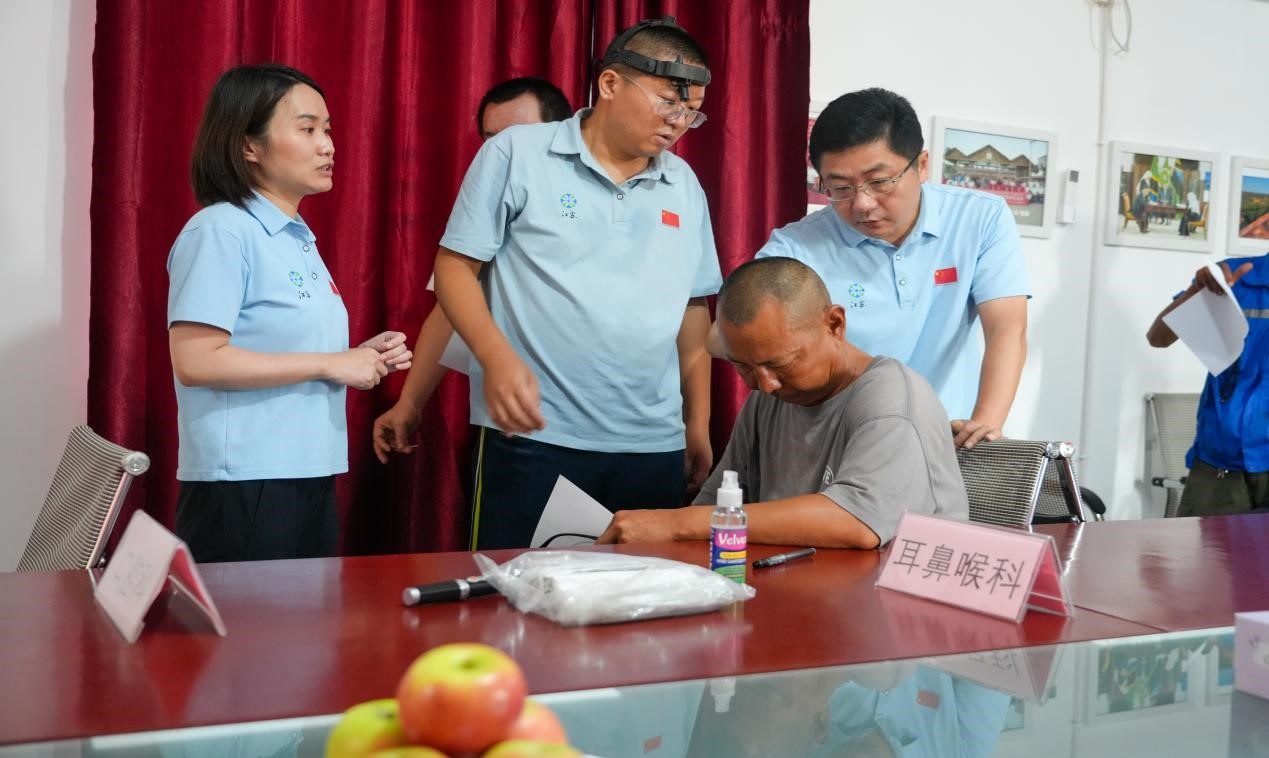 醫(yī)療隊(duì)專家診療現(xiàn)場(chǎng)。中國(guó)土木供圖