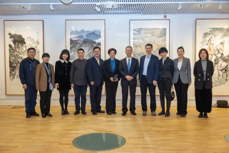 中國駐瑞典大使崔愛民與畫展主辦方人員合影。中國駐瑞典大使館供圖