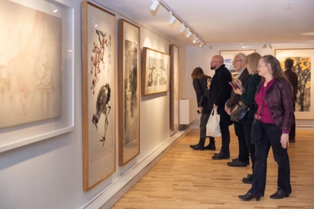 來賓參觀畫展。中國駐瑞典大使館供圖