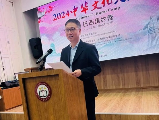 里約中國(guó)國(guó)際學(xué)校代董事長(zhǎng)尹霄敏在閉營(yíng)儀式上致辭?；顒?dòng)主辦方供圖