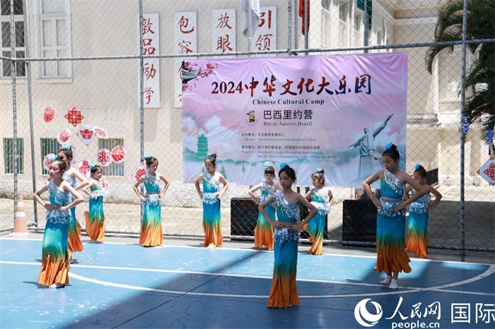 傣族舞蹈《金色的孔雀》以優(yōu)美的動(dòng)作贏得觀眾喝彩。人民網(wǎng)記者 陳海琪攝