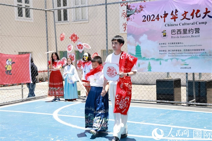 《SHOW美中華》通過國(guó)風(fēng)服飾走秀，將傳統(tǒng)文化與現(xiàn)代創(chuàng)意完美結(jié)合。人民網(wǎng)記者 陳海琪攝