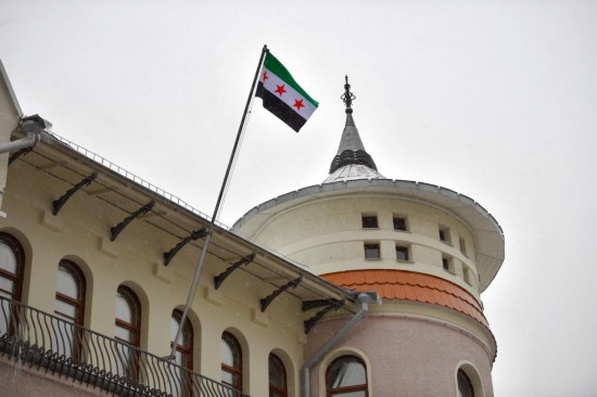 12月9日，在俄羅斯首都莫斯科，敘利亞駐俄羅斯使館升起代表敘利亞反對派的旗幟。新華社發(fā)（亞歷山大攝）