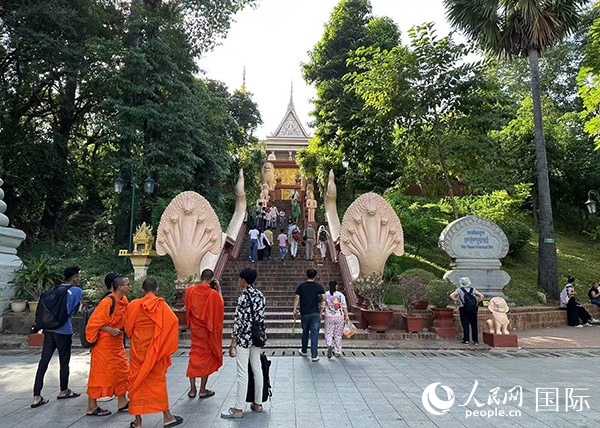 游客在金邊塔山寺游玩。人民網(wǎng)記者 簡承淵攝