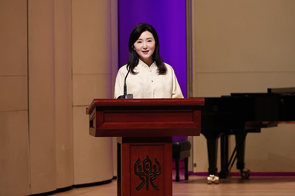 中央音樂學院黨委書記、中國民族管弦樂學會胡琴專業(yè)委員會會長于紅梅致辭。中國民族管弦樂學會胡琴專業(yè)委員會供圖