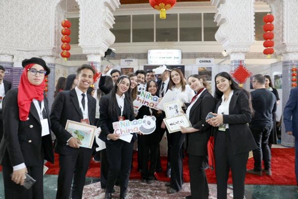 當(dāng)?shù)孛癖娛殖帧澳愫?！中?guó)”手牌合影。拉巴特中國(guó)文化中心供圖