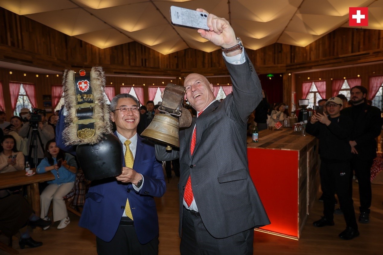 瑞士駐華大使白瑞誼與北京市西城區(qū)委副書記、代區(qū)長郅海杰搖響瑞士牛鈴，共同為小木屋揭幕。瑞士駐華大使館供圖