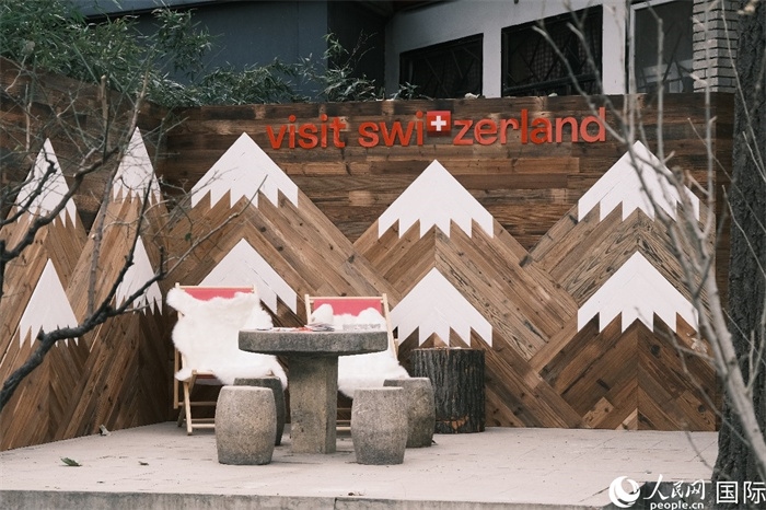 瑞士小木屋一隅，靜謐中散發(fā)出阿爾卑斯的冬日溫情。人民網(wǎng) 實習生黃睿攝