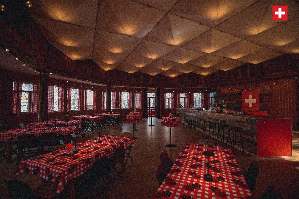 瑞士小木屋內飾采用瑞士紅、森林棕與雪山白三種主色調，營造出自然與現(xiàn)代交融的氛圍。瑞士使館供圖