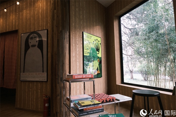 小木屋室內一角體現(xiàn)出時尚簡約的瑞士元素。人民網(wǎng) 實習生黃睿攝