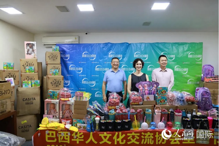 中國駐里約熱內(nèi)盧總領(lǐng)館副總領(lǐng)事王尉育（右）、里約慈善協(xié)會主席保拉·菲格雷多（中）、巴西華人文化交流協(xié)會主席上官建峰（左）出席捐贈活動并致辭。人民網(wǎng)記者 陳海琪攝