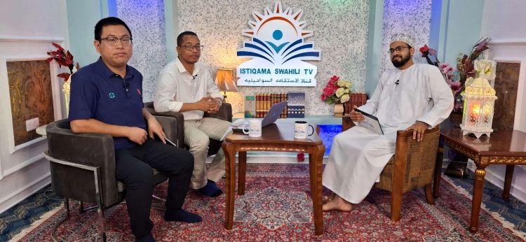 牛曉兵主任參與當(dāng)?shù)仉娨暸_訪談。中國援桑醫(yī)療隊供圖