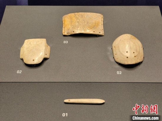 12月14日，“文明先鋒—凌家灘文化玉器展”在故宮博物院文華殿開幕。圖為展覽現(xiàn)場(chǎng)的玉龜、玉版和玉簽。 中新社記者 應(yīng)妮 攝