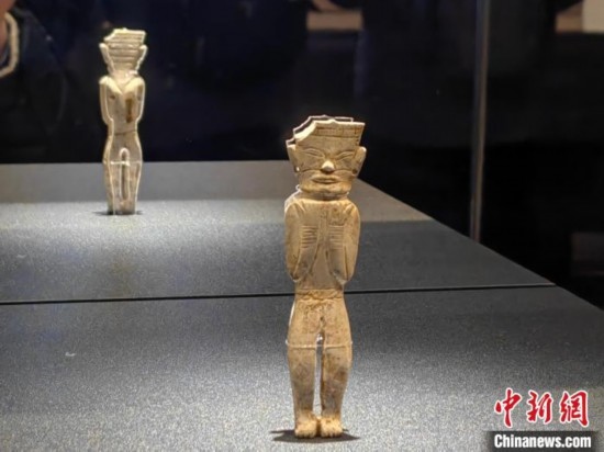 12月14日，“文明先鋒—凌家灘文化玉器展”在故宮博物院文華殿開幕。圖為展覽現(xiàn)場(chǎng)的立姿玉人。 中新社記者 應(yīng)妮 攝