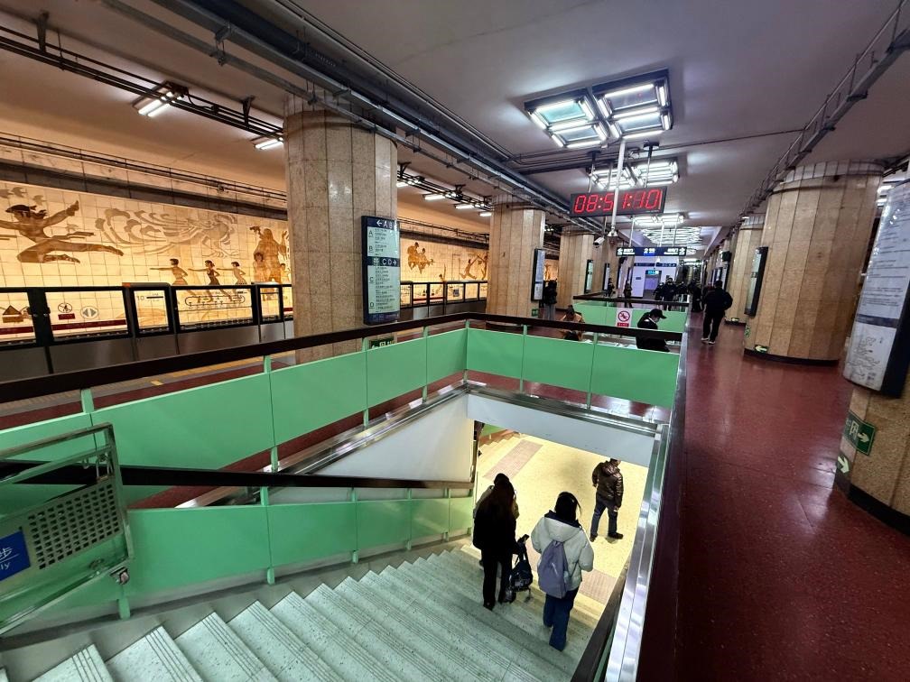 乘客從北京地鐵2號線東四十條站走“站中站”換乘地鐵3號線。新華社記者張驍 攝