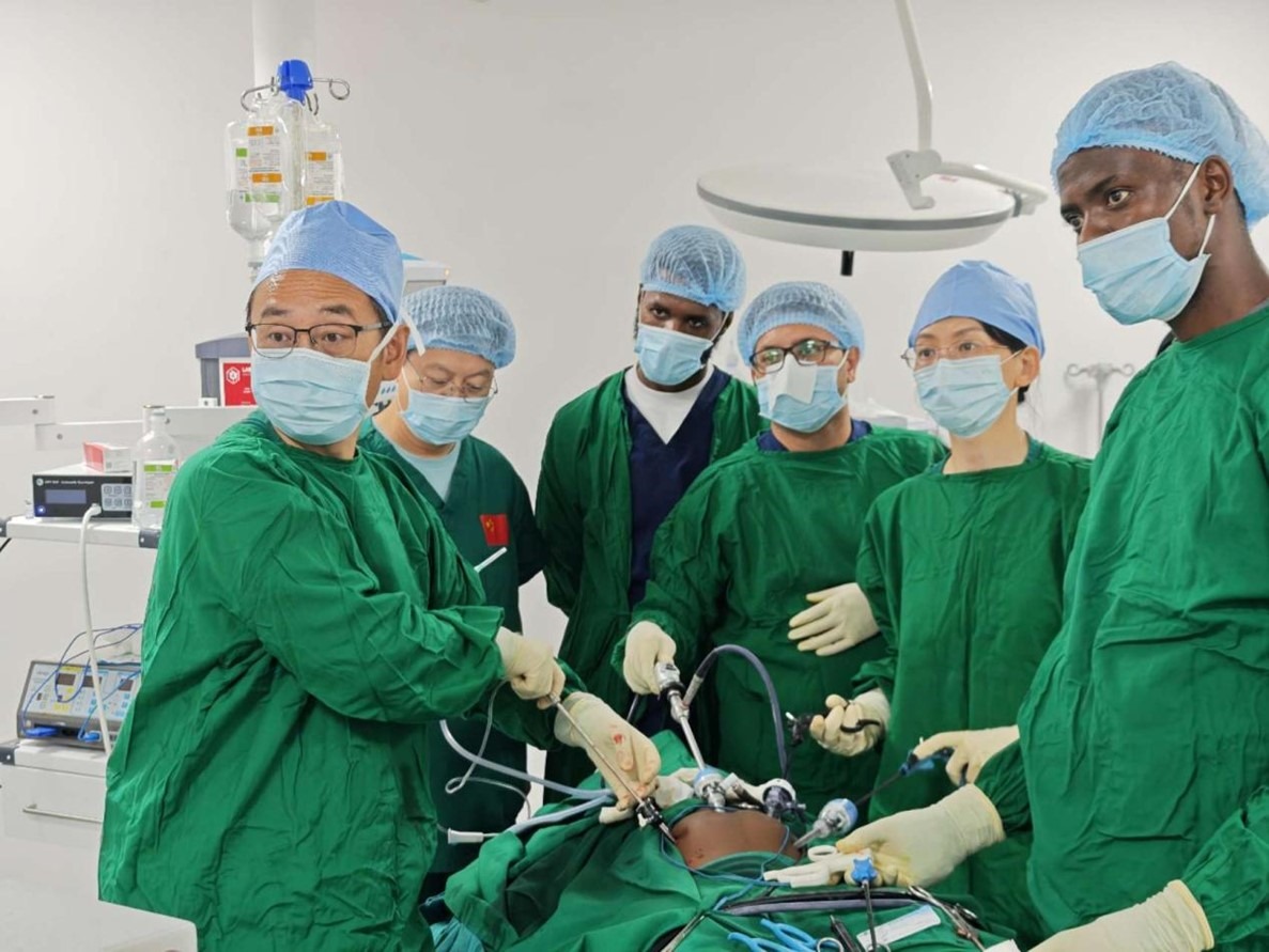 中外醫(yī)師合作進(jìn)行腹腔鏡手術(shù)。中國援桑醫(yī)療隊(duì)供圖