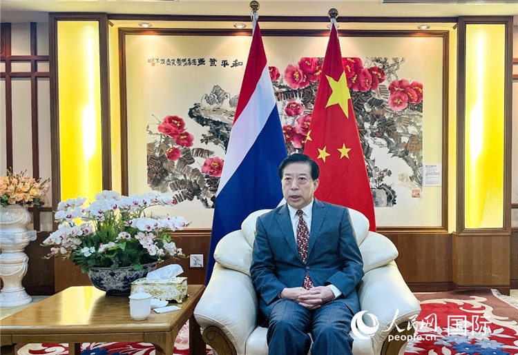 2024年12月10日，中國(guó)駐泰國(guó)大使韓志強(qiáng)在泰國(guó)曼谷接受中國(guó)—東盟中心（ACC）組織的“多彩東盟：2024年中國(guó)媒體東盟行”媒體團(tuán)采訪(fǎng)。人民網(wǎng)記者 羨江楠攝