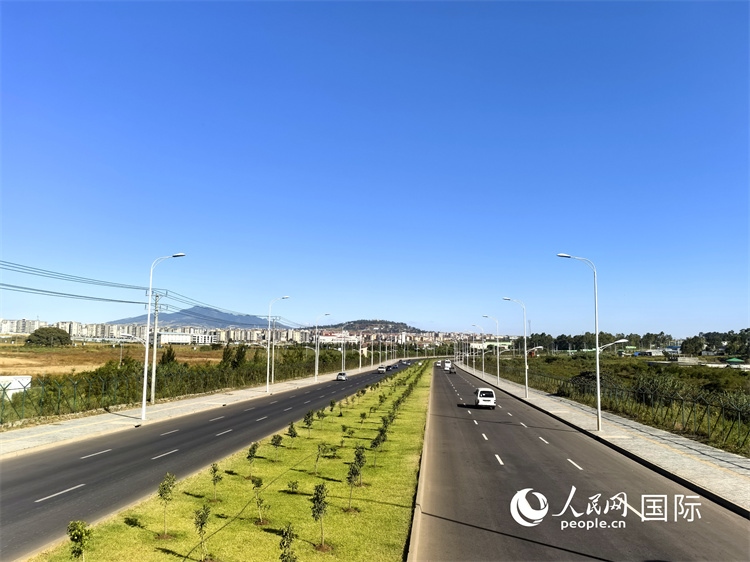 新近完工的埃塞俄比亞卡里提環(huán)線—布爾布拉—克林圖公路遠景。張洪衛(wèi)攝