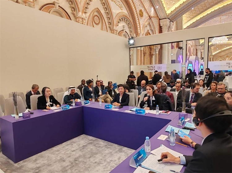 圖為與會代表圍繞主題進行發(fā)言討論。中國傳媒大學供圖。