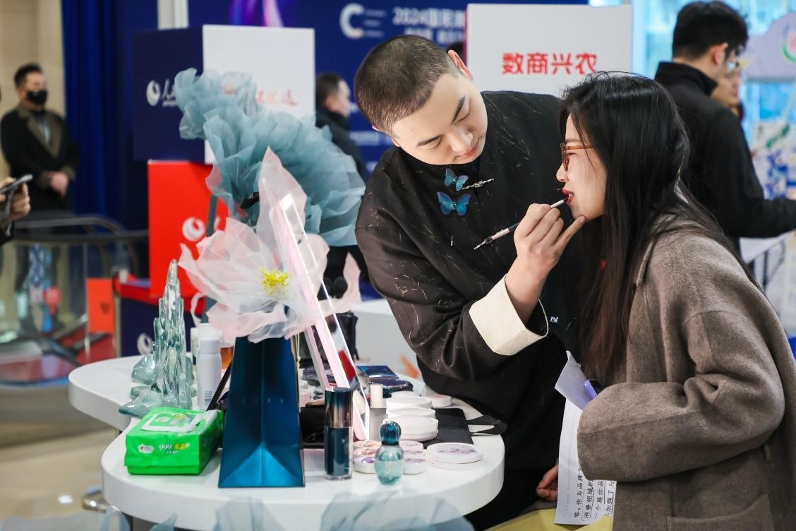 美妝展位化妝師為嘉賓一對一化妝。林文松攝