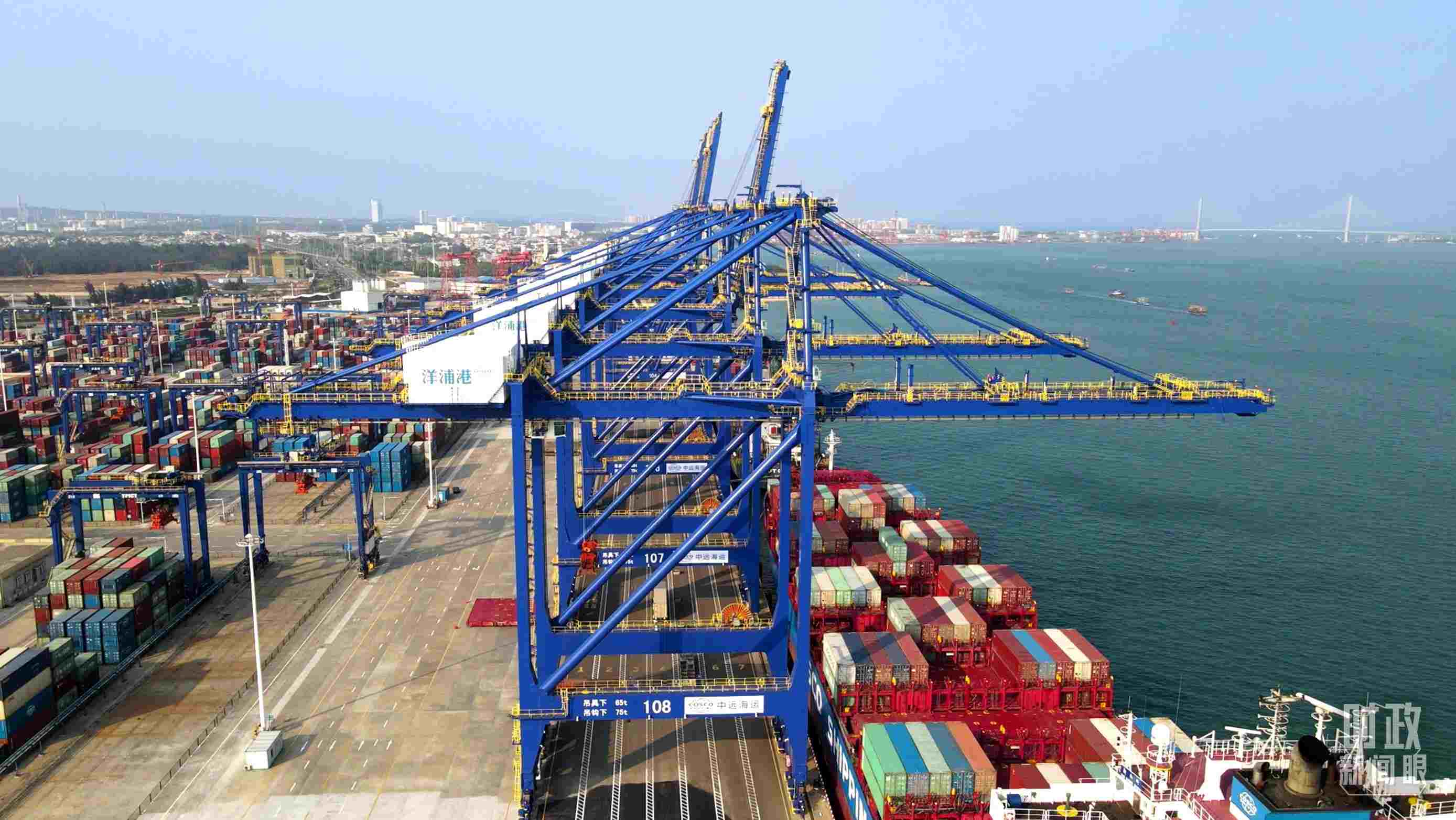 海南洋浦國際集裝箱碼頭小鏟灘港區(qū)。（總臺央視記者彭漢明拍攝）