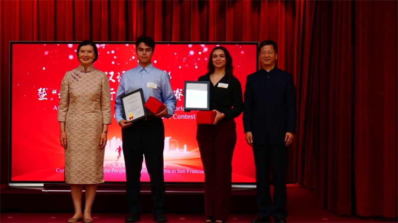 駐舊金山總領(lǐng)事張建敏及其夫人鄭心為選手頒獎。李鑫江攝