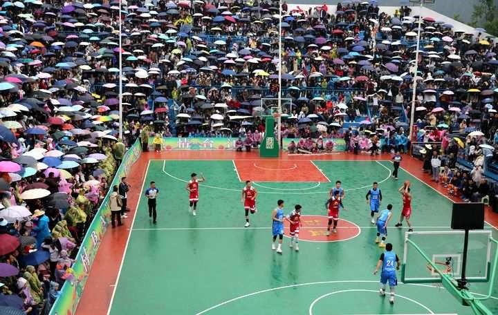 2024年5月1日，人們在貴州省黔東南苗族侗族自治州臺(tái)江縣臺(tái)盤鄉(xiāng)臺(tái)盤村觀看“村BA”球王爭霸賽。 新華社發(fā)（余天英 攝）