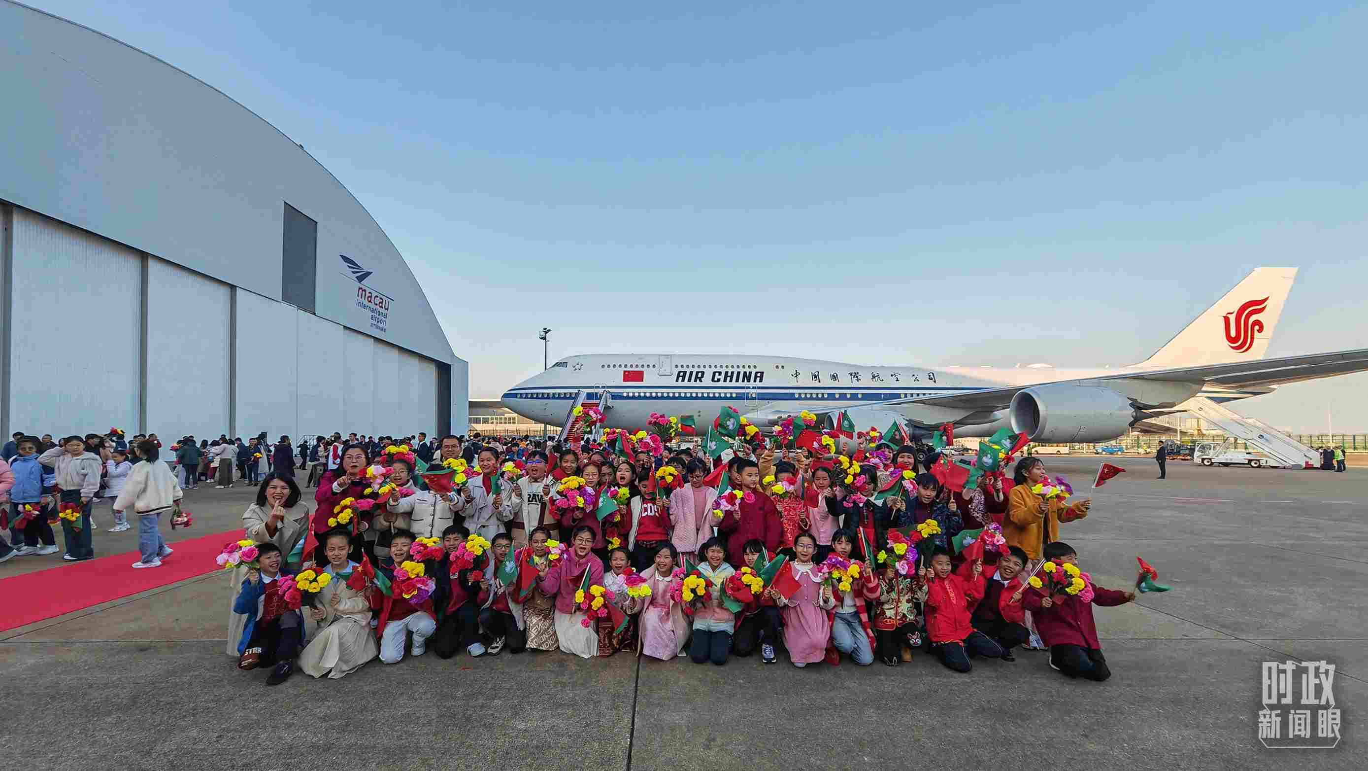 △歡迎儀式后，歡迎人群合影留念。（總臺央視記者劉琦拍攝）