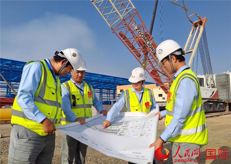 管理團隊現場查看項目進展。人民網記者 管克江攝