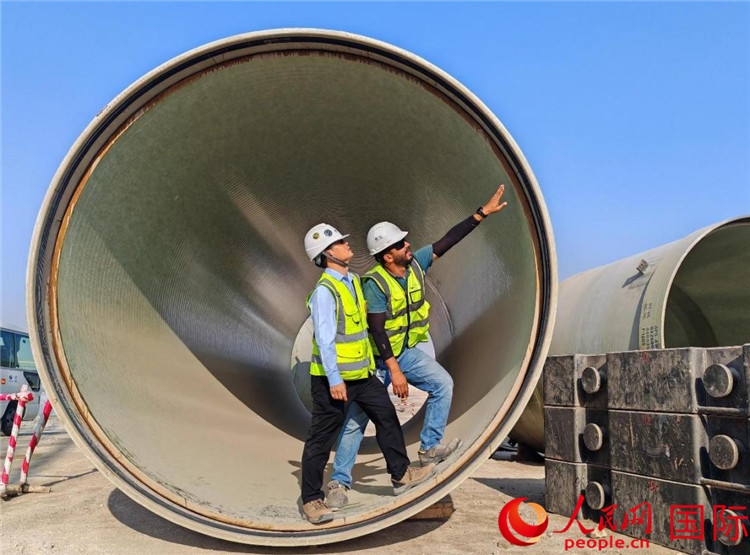 工作人員在察看輸水管情況。人民網記者 管克江攝