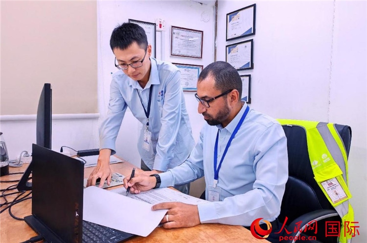 中外員工共同跟進項目進展。人民網記者 管克江攝