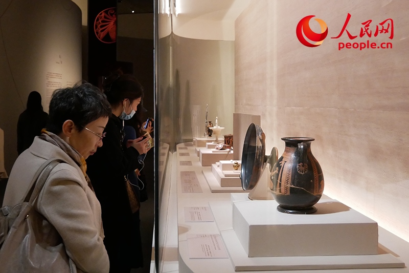 11月13日，觀眾正在國博參觀“美的多元——古希臘的藝術(shù)與生活”展。人民網(wǎng)記者 韋衍行攝