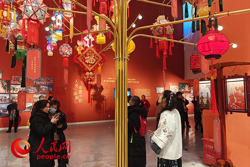12月21日，觀眾正在參觀“過年——春節(jié)主題展”。人民網(wǎng)記者 韋衍行攝