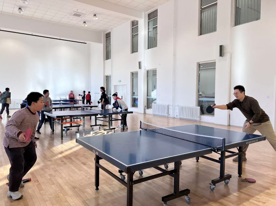 老師和學(xué)生在課間打乒乓球。人民網(wǎng) 白炅攝