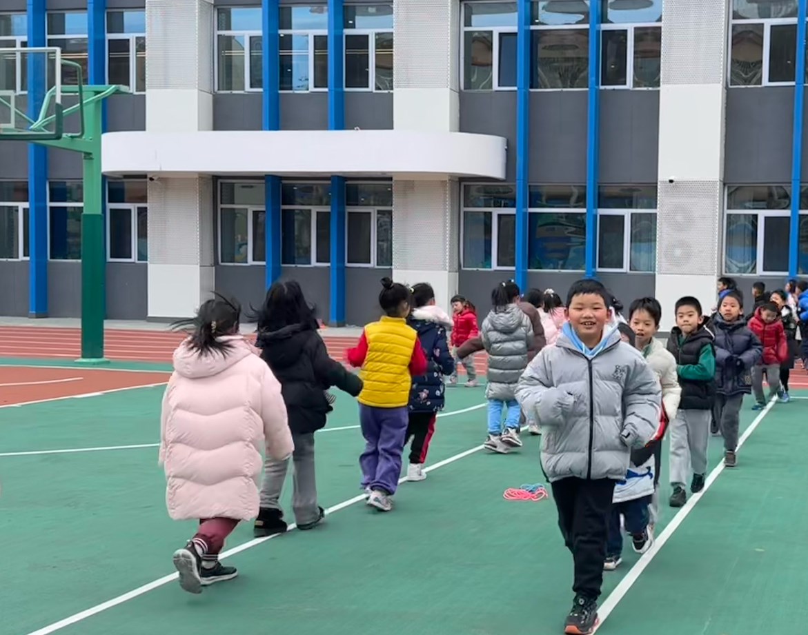 一年級(jí)的同學(xué)課間跑步 。學(xué)校供圖