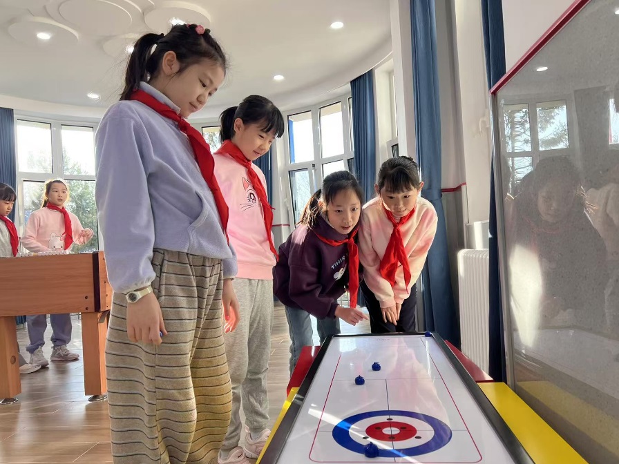 學(xué)生們?cè)谏傧汝?duì)大廳進(jìn)行課間活動(dòng)。人民網(wǎng) 白炅攝