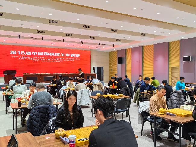 棋手在比賽中。人民網(wǎng)記者 李乃妍攝