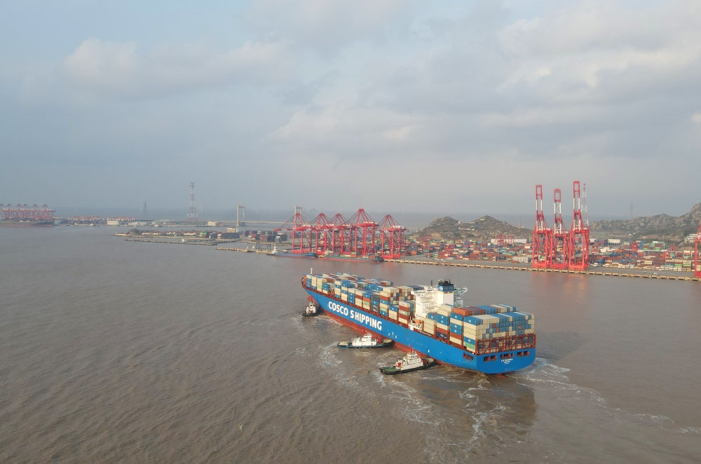 “新上?！陛喌诌_(dá)洋山港，這是自秘魯錢凱港開(kāi)港后首個(gè)“錢凱—上?！闭胶酱危?024年12月18日攝，無(wú)人機(jī)照片）。新華社記者 方喆 攝