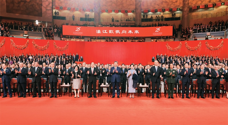 2024年12月19日晚，慶祝澳門回歸祖國25周年文藝晚會(huì)在澳門東亞運(yùn)動(dòng)會(huì)體育館舉行。中共中央總書記、國家主席、中央軍委主席習(xí)近平觀看演出。晚會(huì)最后，習(xí)近平同全場觀眾一起高唱《歌唱祖國》。 新華社記者 丁林/攝