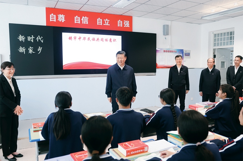 2024年6月18日至19日，中共中央總書記、國家主席、中央軍委主席習(xí)近平在青海考察。這是18日下午，習(xí)近平在果洛西寧民族中學(xué)高一（1）班觀摩“新時(shí)代、新家鄉(xiāng)”主題思政課。 新華社記者 鞠鵬/攝
