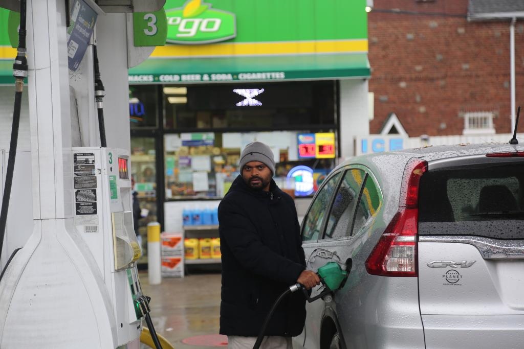 2024年12月11日，一名男子在美國(guó)紐約一處加油站加油。新華社記者劉亞南 攝