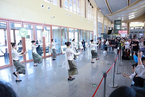 演員在中老鐵路瑯勃拉邦車站表演節(jié)目。蓬屏攝