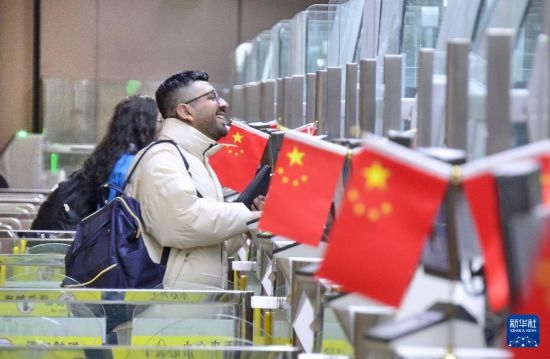 1月2日，國外旅客通過大興機(jī)場(chǎng)邊檢站入境。新華社記者 李欣 攝