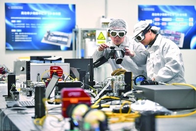 科研人員在中國(guó)科學(xué)院西安光學(xué)精密機(jī)械研究所阿秒科學(xué)與技術(shù)研究中心做實(shí)驗(yàn)。新華社發(fā)